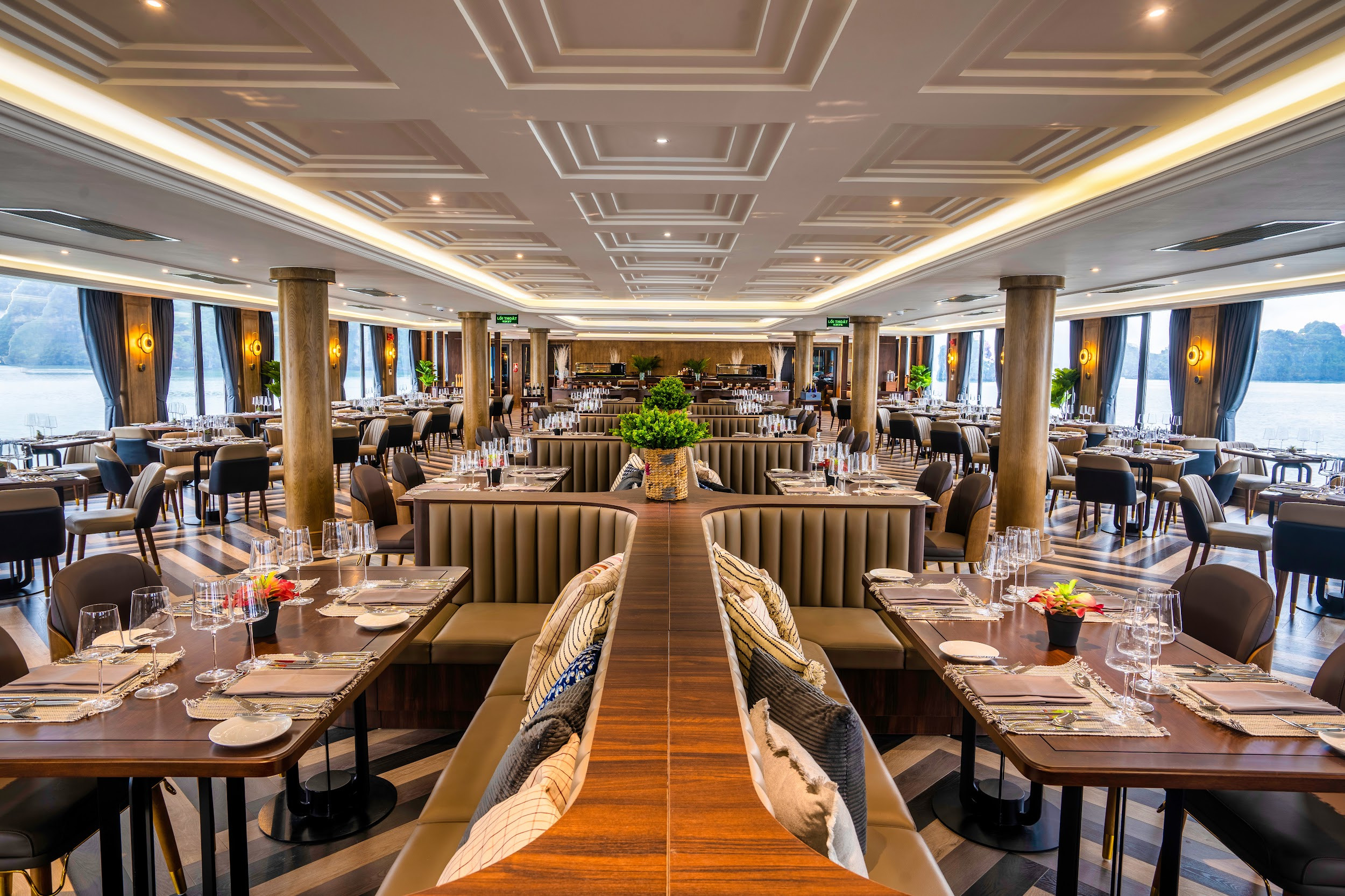 Du thuyền Hạ Long Ambassador II trong ngày