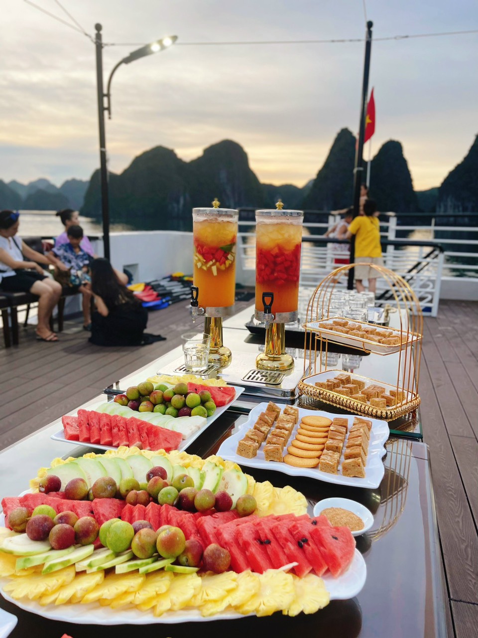 Tour ngắm Hoàng Hôn vịnh Lan Hạ trên tàu Sea Star 5 sao