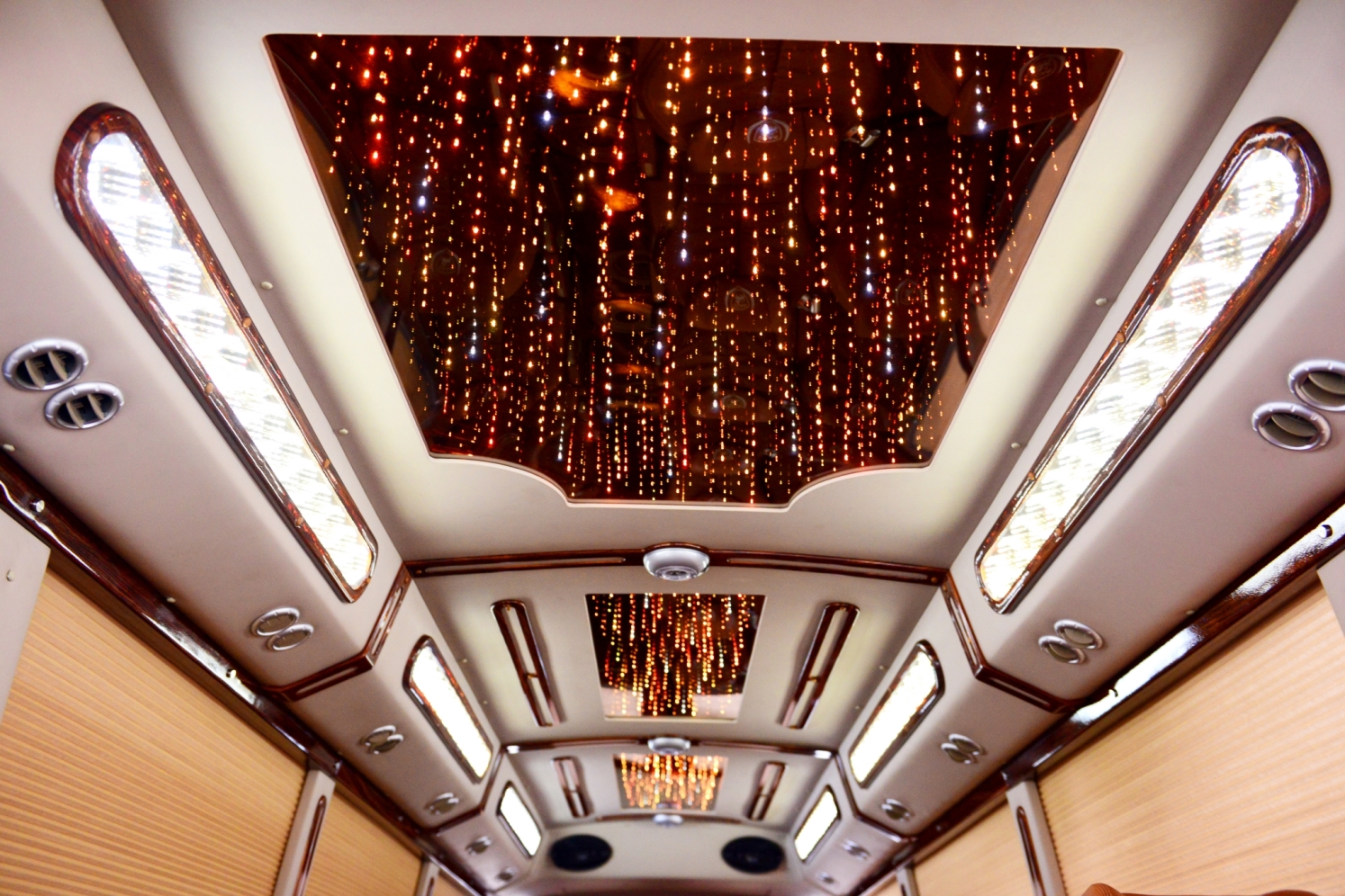 Thuê xe Limousine Fuso Rosa 19 chỗ đi Sapa